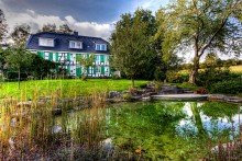 Teich und Haus * V e r k a u f t * Liebevoll sanierter Fachwerk-Hof mit Schwimmteich in idyllischer Lage