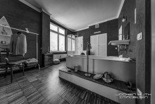 Bad in schwarzweiss Direkt am Toelleturm, in prominenter Lage: sehr helle, sanierte, 200m� - Altbau - Etage