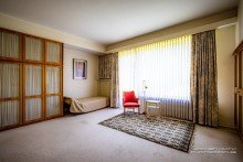 Schlafraum / Ankleide * VERKAUFT * Toelleturm: charmanter Winkel- Walmdachbungalow