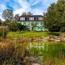 Anwesen * V e r k a u f t * Liebevoll sanierter Fachwerk-Hof mit Schwimmteich in idyllischer Lage