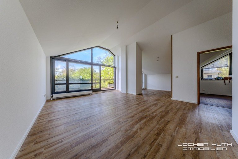 Wohnraum / Studio Wuppertal Dachgeschosswohnung Toelleturm - Herzst�ck: Frisch modernisierte 3 Zi.-DG - WHG mit 1-2 TG-Stellplatz bei Bedarf