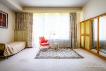 Schlafraum mit Ankleide * VERKAUFT * Toelleturm: charmanter Winkel- Walmdachbungalow