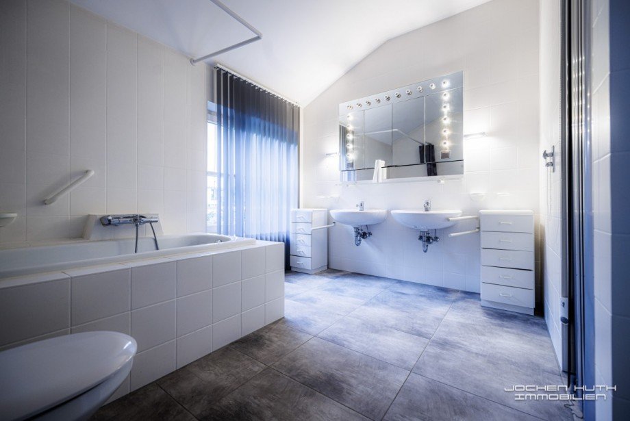 Bad am Schlafraum Maisonettewohnung D�sseldorf