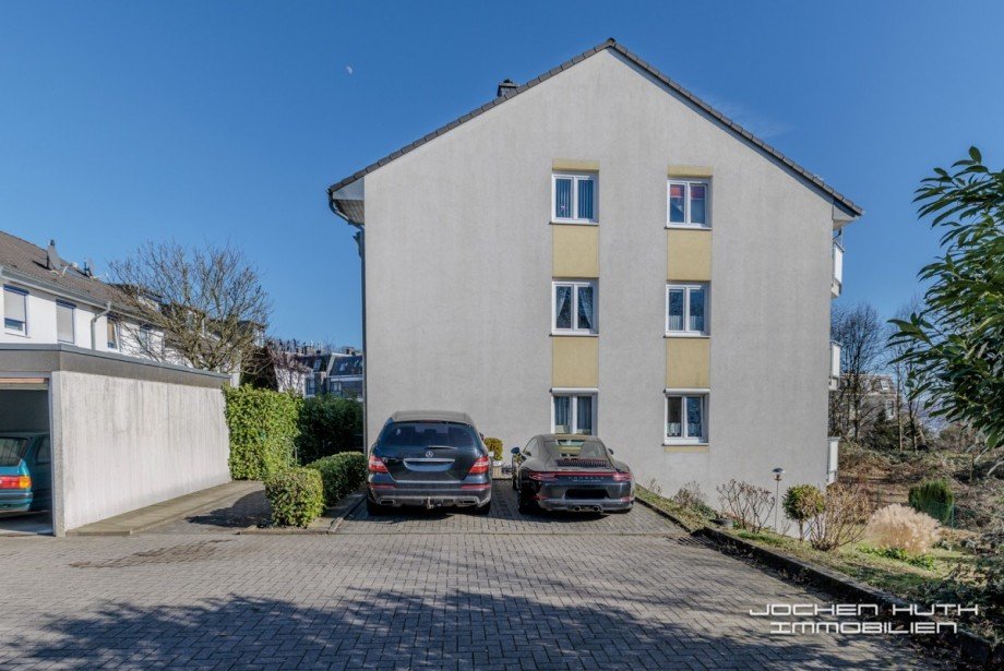 Stellpl�tze seitlich des Hauses Wohnung Wuppertal