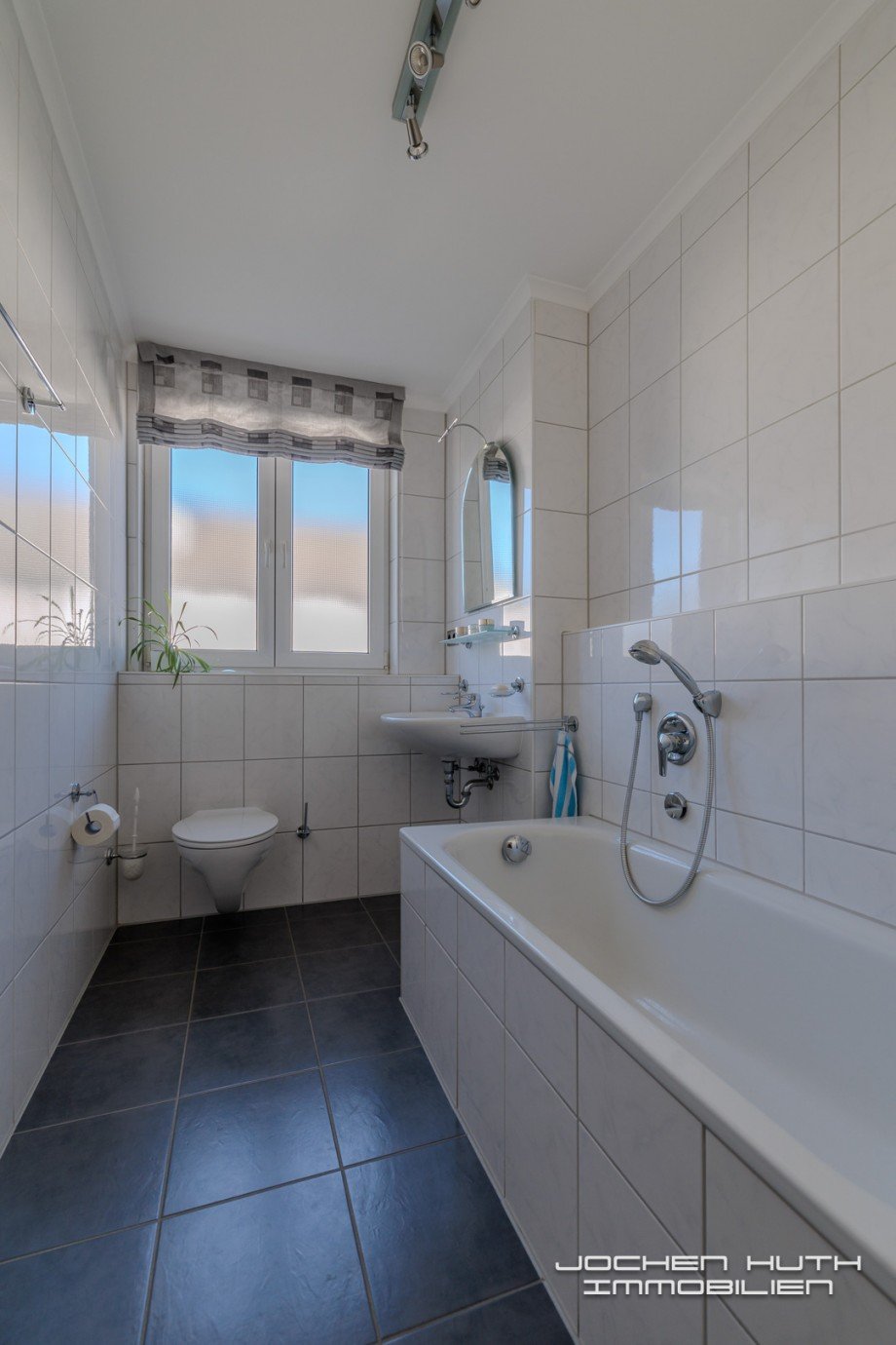 Bad mit Wanne, Fenster und Wc Wohnung Wuppertal