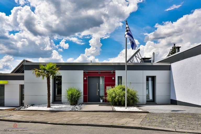 Frontansicht Wuppertal Reihenmittelhaus * VERKAUFT * Stylish modernisiertes, luxuri�s ausgestattetes Einfamilienhaus